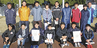 剱持監督（後列右）ら茅ヶ崎チームメンバー。前列は右から順に１区から７区の走者