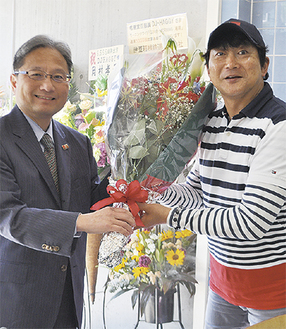 楢井社長（左）からハギーさんに花束が渡された
