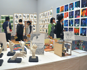 絵画や木工などさまざまな作品が並ぶ展示室