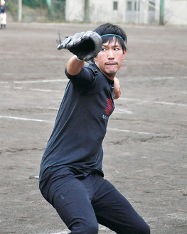 西浜高で熱のこもった投球を見せる古村投手