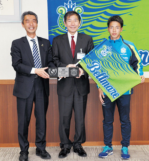 （左から）水谷社長、佐藤市長、柴田選手