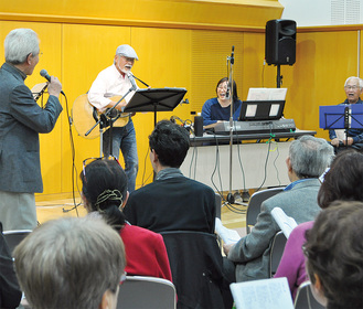 参加者と一緒に歌う歌声サロンのメンバー（左から２番目が西さん）