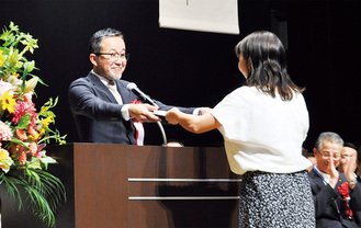 表彰状を手渡す杉崎会長（左）
