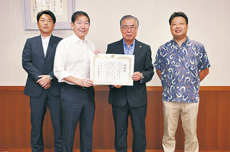 （左から）加藤副地区長、佐藤市長、鈴木副支部長、稲岡地区長