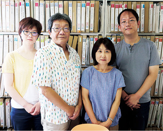 笠井さん（左から２人目）と社員たち