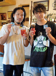 オリジナルドリンクで乾杯する佐藤寛之さんと高野監督（右）