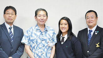 牛嶋さん（中央右）と佐藤市長（中央左）ら
