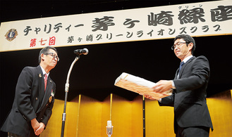 収益金を寄付する野田会長（左）