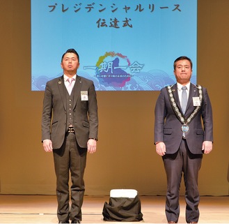 第53代理事長に就任する小林氏（右）と今年卒業を迎えた岡本第52代理事長（左）