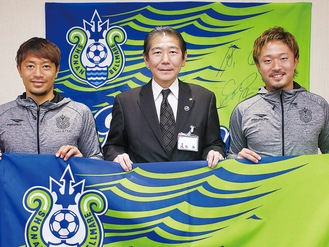 （左から）梅崎選手、佐藤市長、古林選手