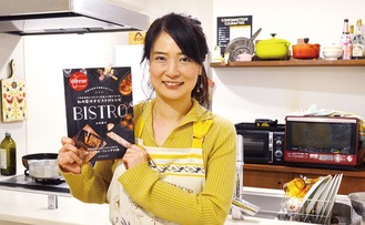 料理教室のキッチンでノミネートされた著書を持つ小川さん