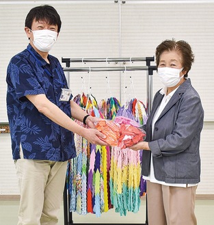 折り鶴を手渡す和田部長（右）※JAさがみ提供