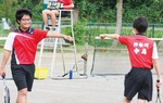 手を触れ合わせず勝利の喜びを表現し合う、中島中ソフトテニス部の生徒
