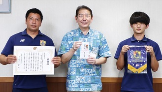 佐藤市長(中央)とカルぺソールのメンバー