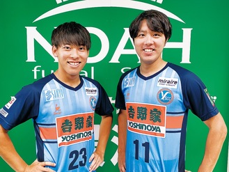 開幕に向けて気合いが入る川崎選手（左）と滝沢選手