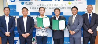 佐藤市長（左から３人目）、松岡副代表（右から３人目）、佐藤代表取締役（右から２人目）