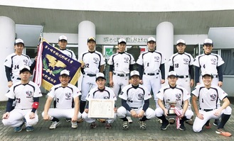 33年ぶりの優勝を成し遂げた茅ヶ崎市役所野球部メンバー