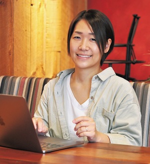 市内在住のブログコンサルタント・内田寿里さん（28）2018年夏に金融機関を退職し、自分と家族、時間を大切にしながら、夫婦でワクワクできるフリーランスの働き方を実践している