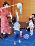 ◀︎ハロウィーンにちなみ「風船オバケ」の工作も行われ、子どもたちは完成した玩具におおはしゃぎ