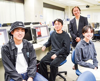 左から動画担当の秋元雪斗さん（3年）、羽田さん、日吉准教授、田邉さん
