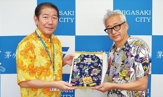アロハシャツを受け取る佐藤市長と小川館長