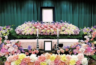 色とりどりの『無宗教葬』の花祭壇。「献花のカーネーションも素敵ですね」