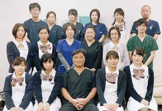 きめ細かな対応を心掛ける吉田院長（前列中央）とスタッフ