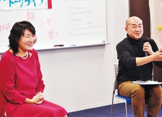 「おーちゃん」の愛称で親しまれる鈴木友紀子さんと作家の鈴木七沖さん（右）。和気あいあいとした雰囲気で参加者らと交流を深めた