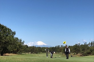 茅ヶ崎ゴルフ倶楽部でプレーするゴルファー