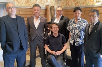 大森監督（中央）を囲んで。左から小南さん、小川さん、水嶋さん、永田さん、石井さん