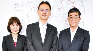 湘南支社長の松本博さん（写真左から2人目）と営業部長の阿部恭士さん（同3人目）