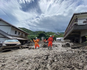土砂が堆積した現場で活動する消防隊員ら＝茅ヶ崎市消防本部提供