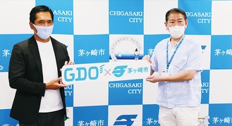 佐藤市長（右）と石坂社長