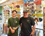 ムラサキスポーツ茅ヶ崎南口店で、スケボー話に花を咲かせる西川さん（右）と太田店長。店舗では常時３００本のスケートボードデッキを扱う
