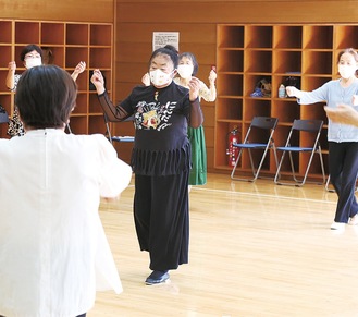 川崎さんの指導のもとダンスに取り組む