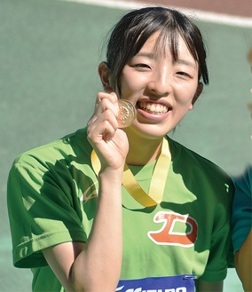 メダルを手に笑顔の吉村さん（提供写真）