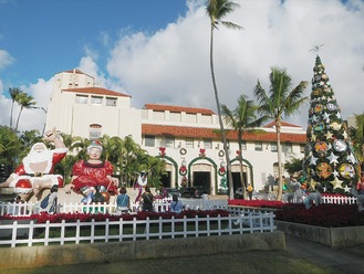 クリスマス一色の市庁舎