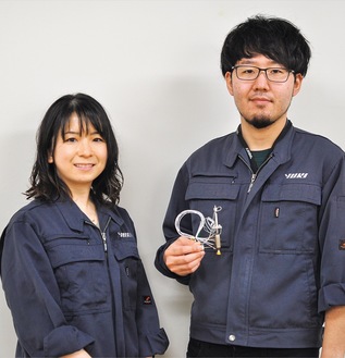 スラスタ開発を手掛けた松本幸子さんと、高田翔丸さん（右）