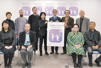 12月に掲示されるポスターを手にする市民部会のメンバー