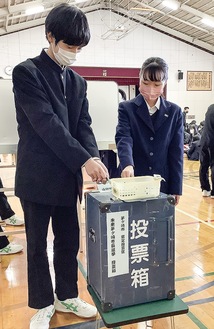 模擬投票する吉富さん（左）と木村さん