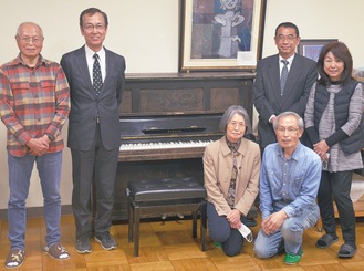 駅ピアノ開催を受けて笑顔を見せる（左端から）鈴木さん、野木さんら＝８日、小出小学校校長室