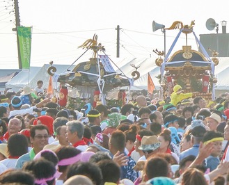 人々の熱気に包まれる中、茅ヶ崎西浜海岸（サザンビーチちがさき西側）で開催されていた浜降祭