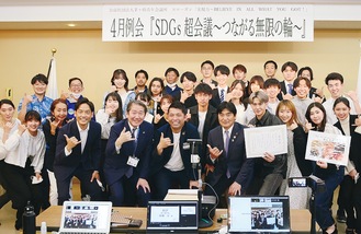 （前列中央左から）佐藤市長、望月理事長、亀井会頭のほか参加した学生ら