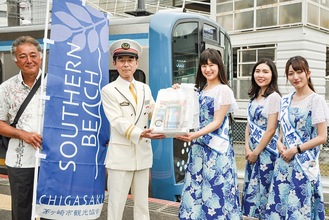 スマイル茅ヶ崎から記念品を受け取る浮須駅長（左から２人目）