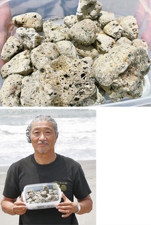 茅ヶ崎市内の海岸に漂着した軽石（上）発見した伏見さん（左）