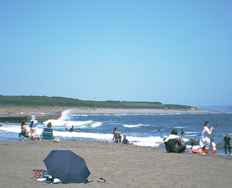 市内の観光客数を観測する場所の一つとなっている茅ヶ崎海岸＝６月25日