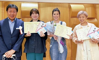 左から小澤社長、３位の若佐さん、大賞の田熊さん、準大賞の松本さん