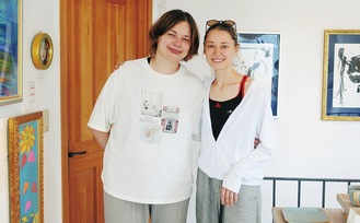 支援展に力作を出品した（左から）オルハさんとバルバラさん＝７月９日、東海岸北のアートシーギャラリー