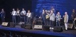 加山さん（中央）と共にイベントに出演し、トークショーや熱いステージを披露した（左から）徳光さん、ザ・ワイルドワンズ、南さん、ブレッド＆バター