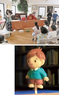 （上）市内で撮影された子どもたちが出演したワンシーン＝８月（下）図書館のセットで演技する飴細工人形＝提供写真